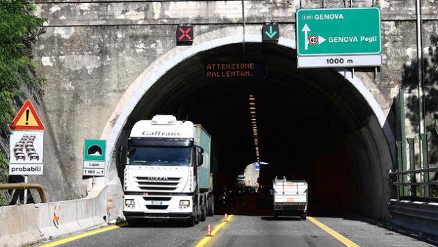 Auto contro camion in A10 a Genova: morto un 73enne originario di Parma 