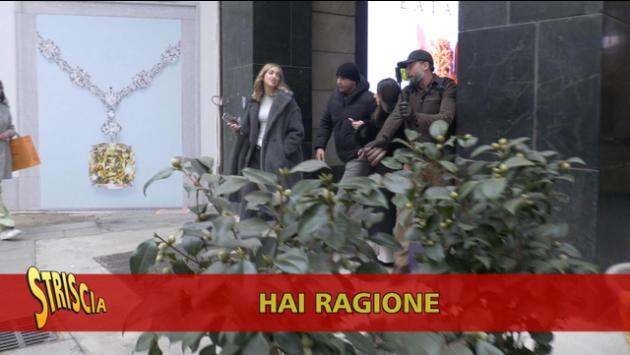 Suv con 4 frecce in via Montenapoleone, Ferragni ripresa da "Striscia"