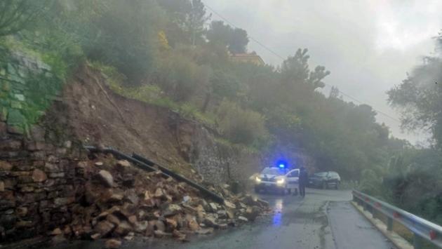Frana coinvolge un'auto in Versilia, illese le 2 persone a bordo