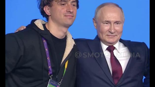 Artista italiano Jorit parla con Putin, poi foto insieme
