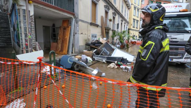 Pioggia a Napoli, fiume di fango in strada del Vomero