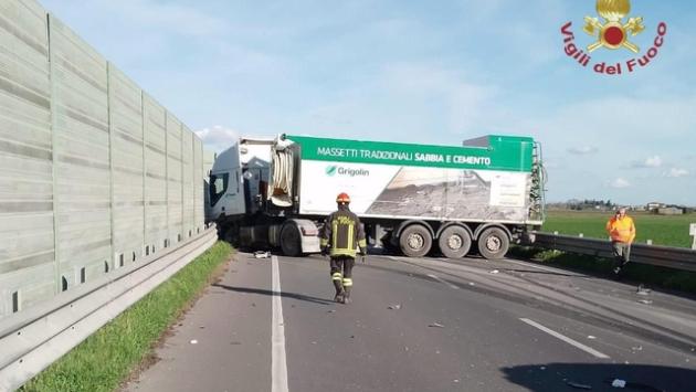 Scontro fra auto e camion: due morti nel Padovano