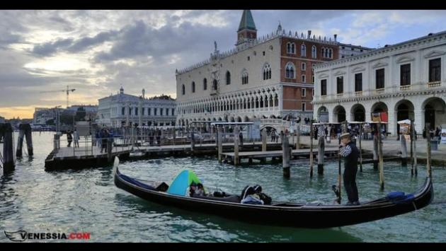 Pesce d'aprile di Venessia.com, gondole come camere d'albergo