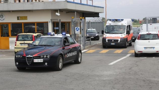 Colpisce la moglie con un martello e le stacca un orecchio a morsi: 40enne ricercato nel Cesenate