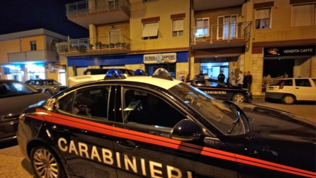 Indagato per maltrattamenti uccide moglie e si suicida