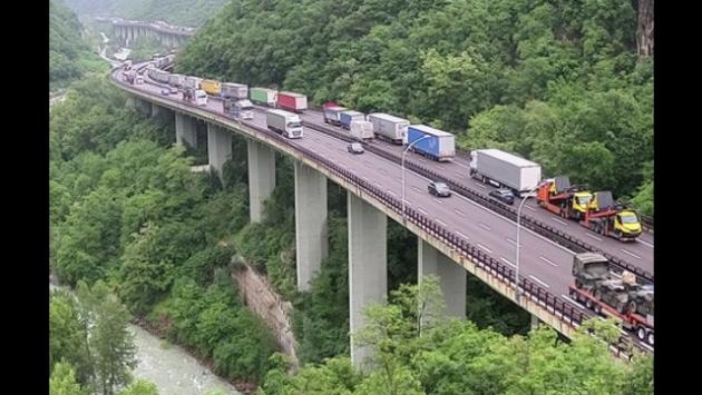 Traffico verso il Brennero, serpentone di tir per 80 km