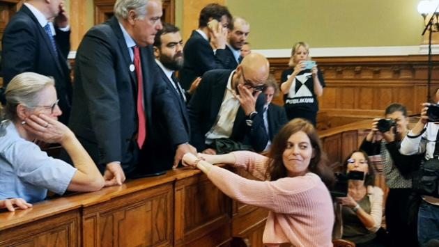 Ilaria Salis in tribunale senza catene, 'ringrazio tutti'