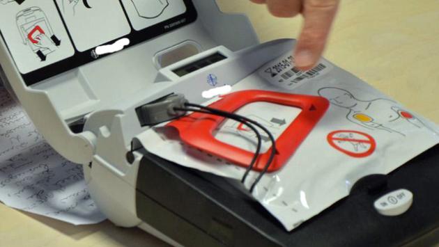 In arresto cardiaco al bar, salvato da studenti allertati da app