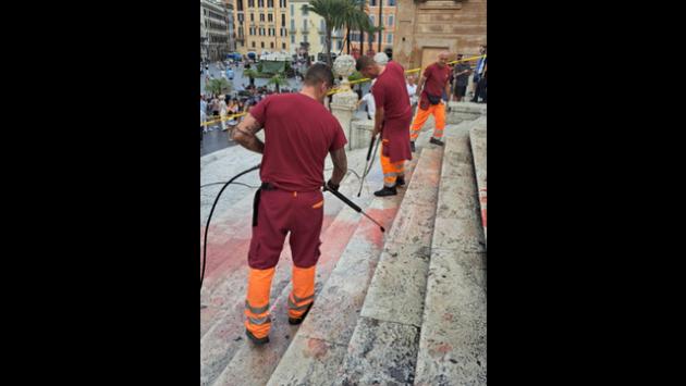 Blitz contro i femminicidi, vernice a Trinità dei Monti