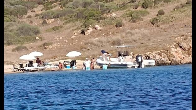 Sbarcano su isola protetta a Maddalena con tavoli e ombrelloni