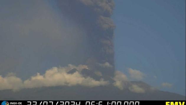 Etna: altissima e intensa nube vulcanica da cratere Voragine