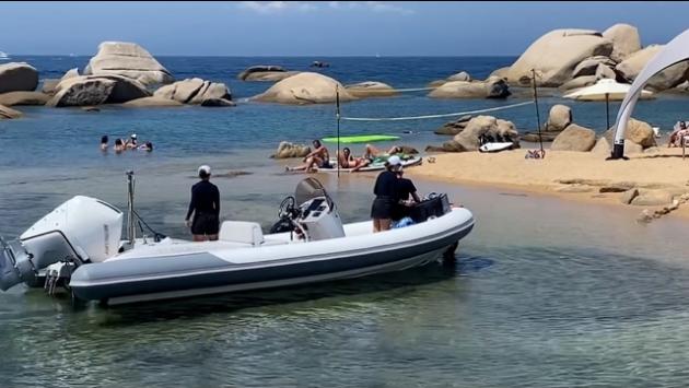 Barca affonda davanti Palau, salvate 12 persone, anche 4 bambini . E a Viareggio turista muore in mare 