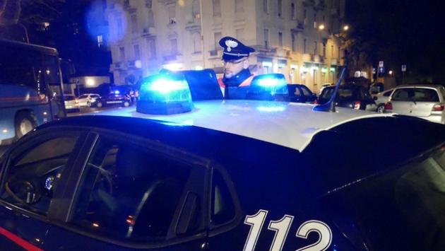 Rapinatori in fuga investono un uomo e il figlio di un anno in centro a Viareggio