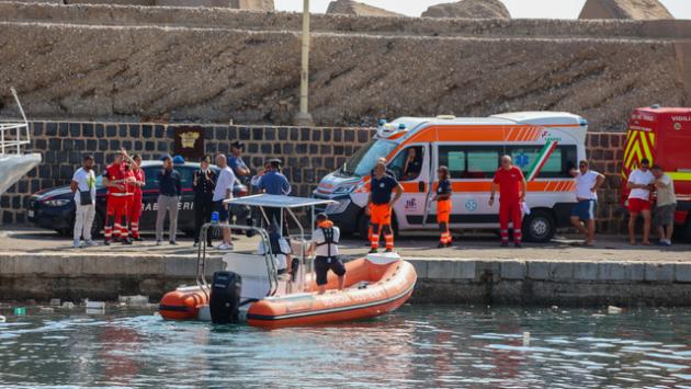 Barca affondata, la mamma che si è salvata: "Ho tenuto stretta a me la mia bimba". A bordo colleghi in viaggio-premio e equipaggio