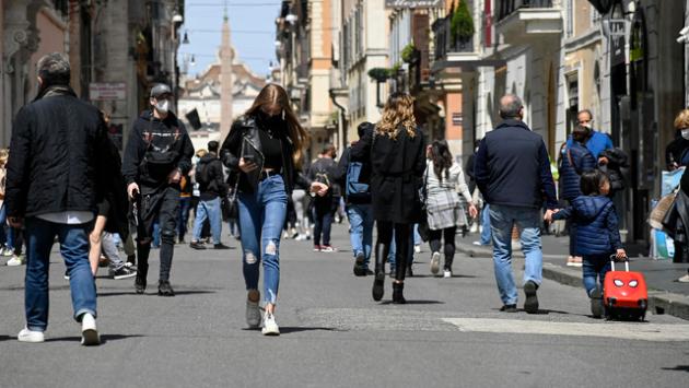 Cadono parti cornicione chiesa del centro a Roma,un ferito