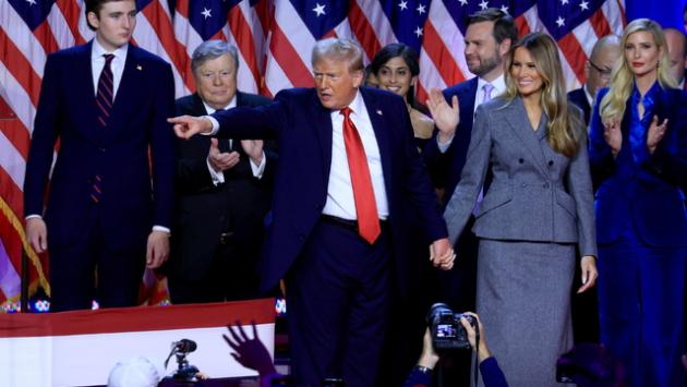 Primo look di Melania dopo la vittoria, tailleur grigio minimal