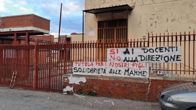 Prof aggredita in aula dai genitori, striscioni e rientro blindato per gli alunni a Castellammare