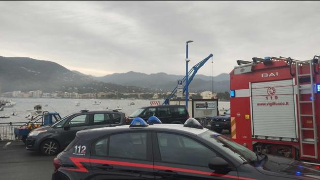 Mareggiata in Liguria, affondato un peschereccio a Sestri Levante. Danneggiate una discoteca e un ristorante