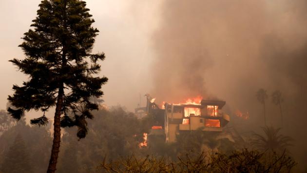 I principali incendi a Los Angeles ancora fuori controllo