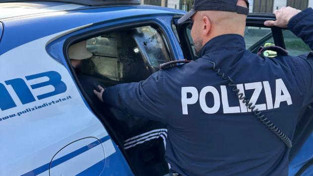 'Sei la mia schiava' e dà calci in testa alla moglie, arrestato