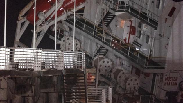 Nave incagliata a Massa usata per costruzione diga Genova