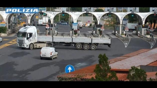Vede un posto di blocco e cambia direzione, Tir contromano in autostrada a Messina inseguito fermato dalla polizia stradale