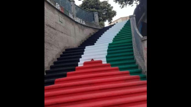 Una gradinata di Orgosolo si tinge dei colori della Palestina