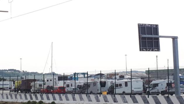 Estate in camper, natura, riposo e sostenibilità