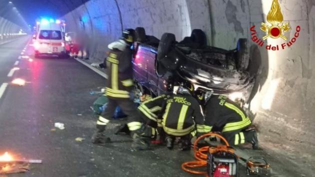 Si ribalta una vettura con 8 persone a bordo in A23: fra loro 5 bimbi 