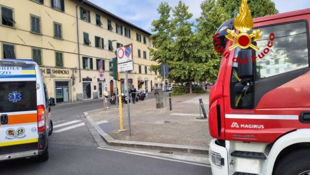 Cade ramo da un albero in piazza a Firenze, ferita passante