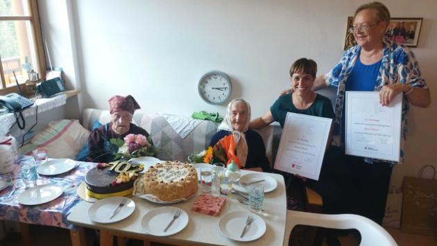 Gemelle festeggiano 102 anni al maso Tschifnar di Lazfons