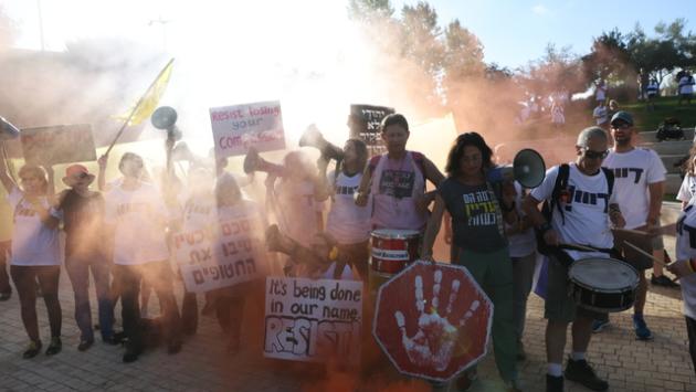 Manifestanti incendiano cassonetti intorno casa Netanyahu