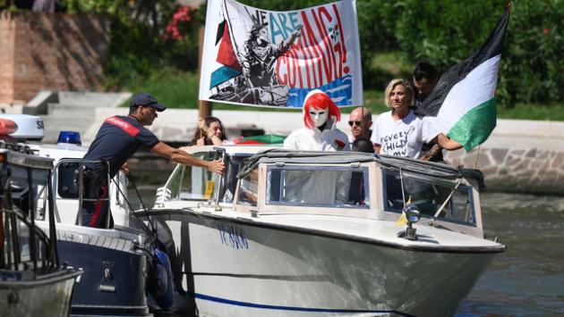 Fermata al Lido la lancia con Foglietta e Laika per Flotilla