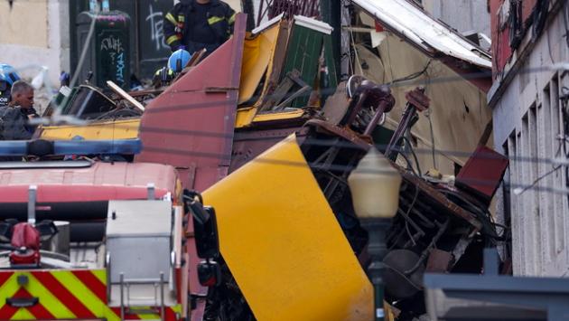 Si schianta storica funicolare a Lisbona, almeno 15 morti