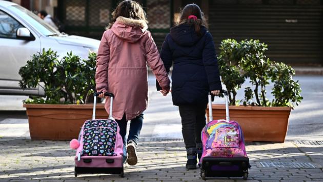 Violenza su una bambina, maestro di musica ai domiciliari