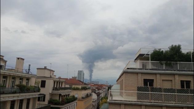 Incendio in un'azienda di ricambi, fumo nero su Torino