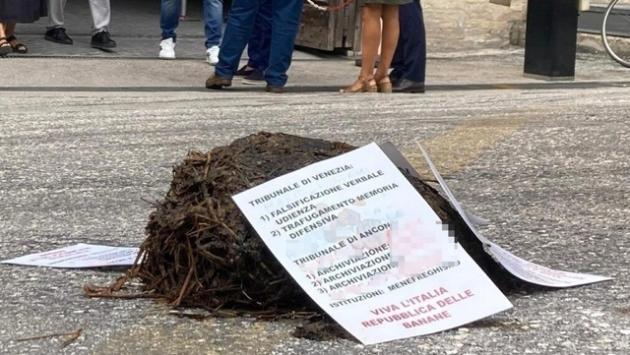Letame davanti a tribunale e volantini con insulti: identificato