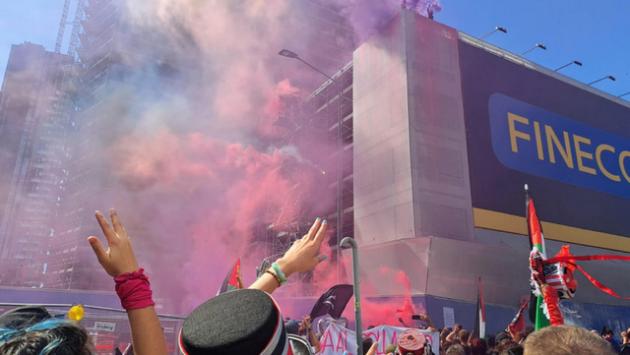Corteo Leoncavallo, uova e petardi contro le forze dell'ordine
