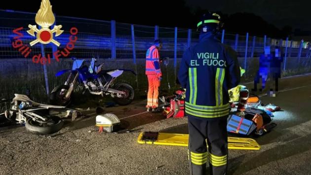 Incidente nel Comasco nella notte, morti due ragazzi in moto: avevano 17 e 20 anni