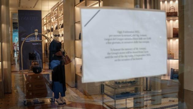Pc spenti negli uffici, giù le serrande nei negozi Armani