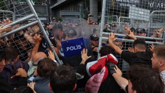 Manifestazione a Istanbul, polizia aziona cannoni e lacrimogeni