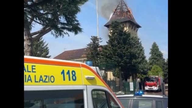 A fuoco il campanile di una chiesa vicino Roma, nessun ferito