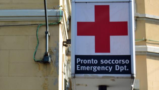 Giù da quarto piano dell'ospedale, uomo in gravi condizioni