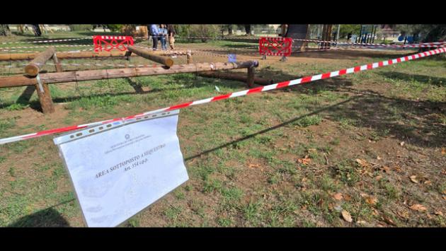 Morto bimbo rimasto schiacciato da trave in un parco