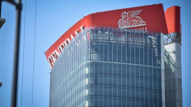 Insegna Generali pericolante, 10 indagati per crollo colposo