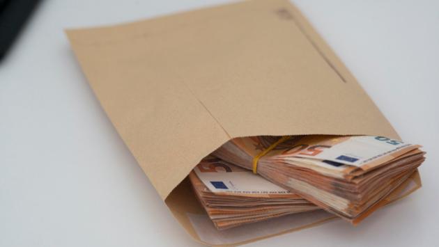 In auto con 200mila euro in contanti, denunciata per riciclaggio