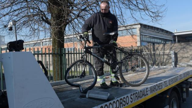Madre e figlio in bici investiti da auto, autista senza patente