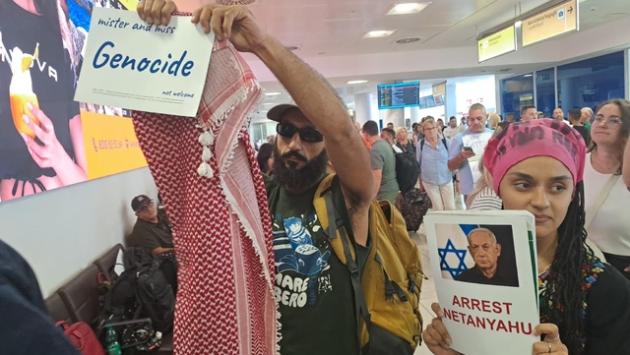 Blitz Pro-Pal in aeroporto Napoli, 'Zionist are not welcome'