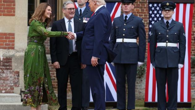 Starmer riceve Trump ai Chequers con stretta mano e cornamuse