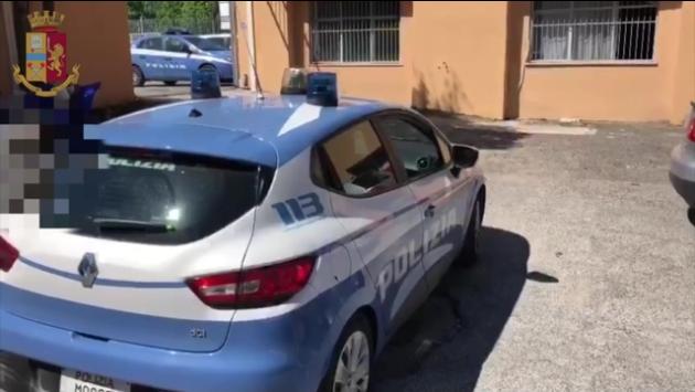 Abusi su due studentesse minorenni, prof sospeso a Formia